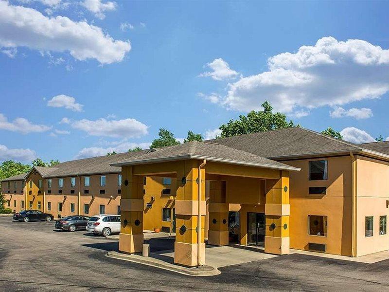 Suburban Hwy 42 Hotel