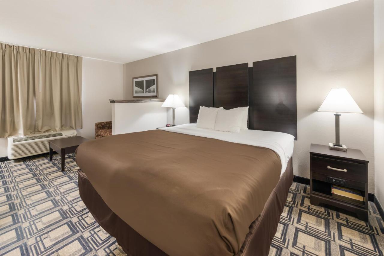 Suburban Hwy 42 Hotel