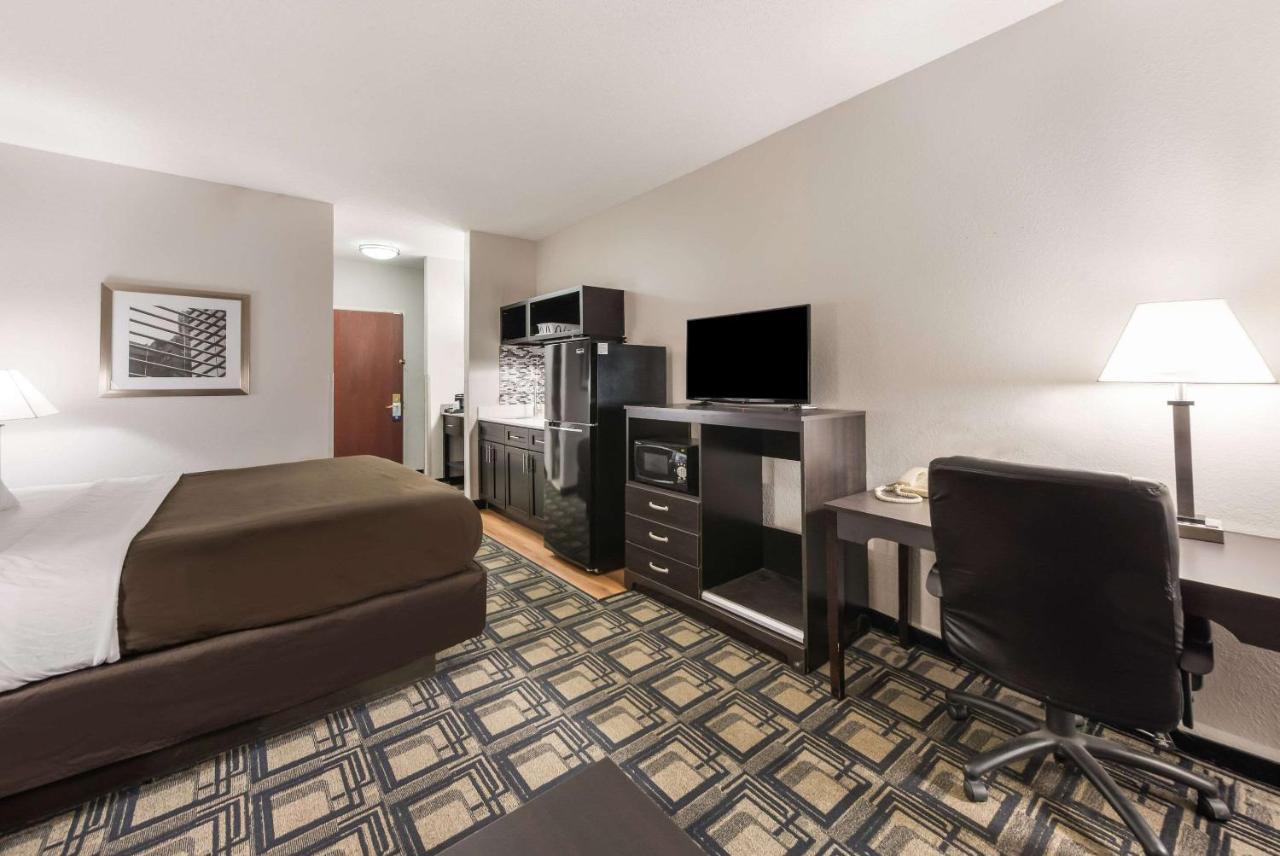 Hotel Suburban Hwy 42 Mason