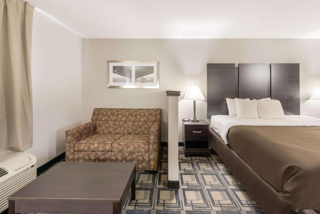 Hotel Suburban Hwy 42