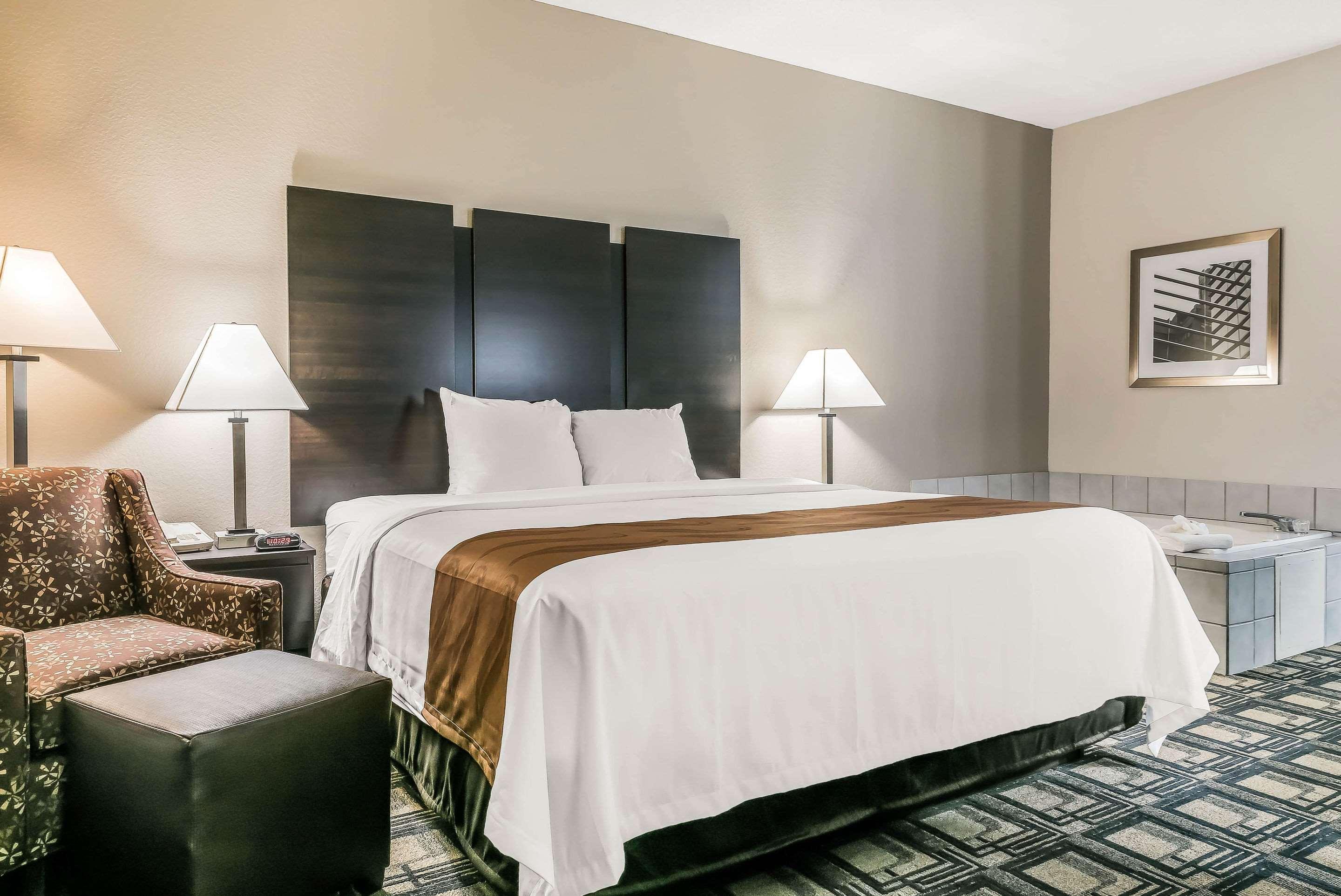 Suburban Hwy 42 Hotel