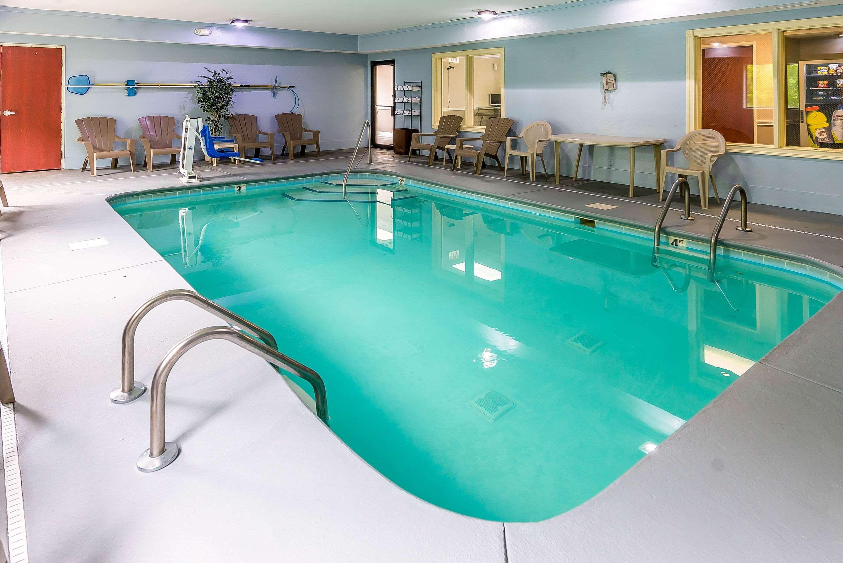 Suburban Hwy 42 Hotel